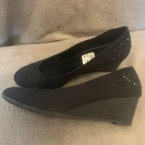 Svarta skor med kilklack 