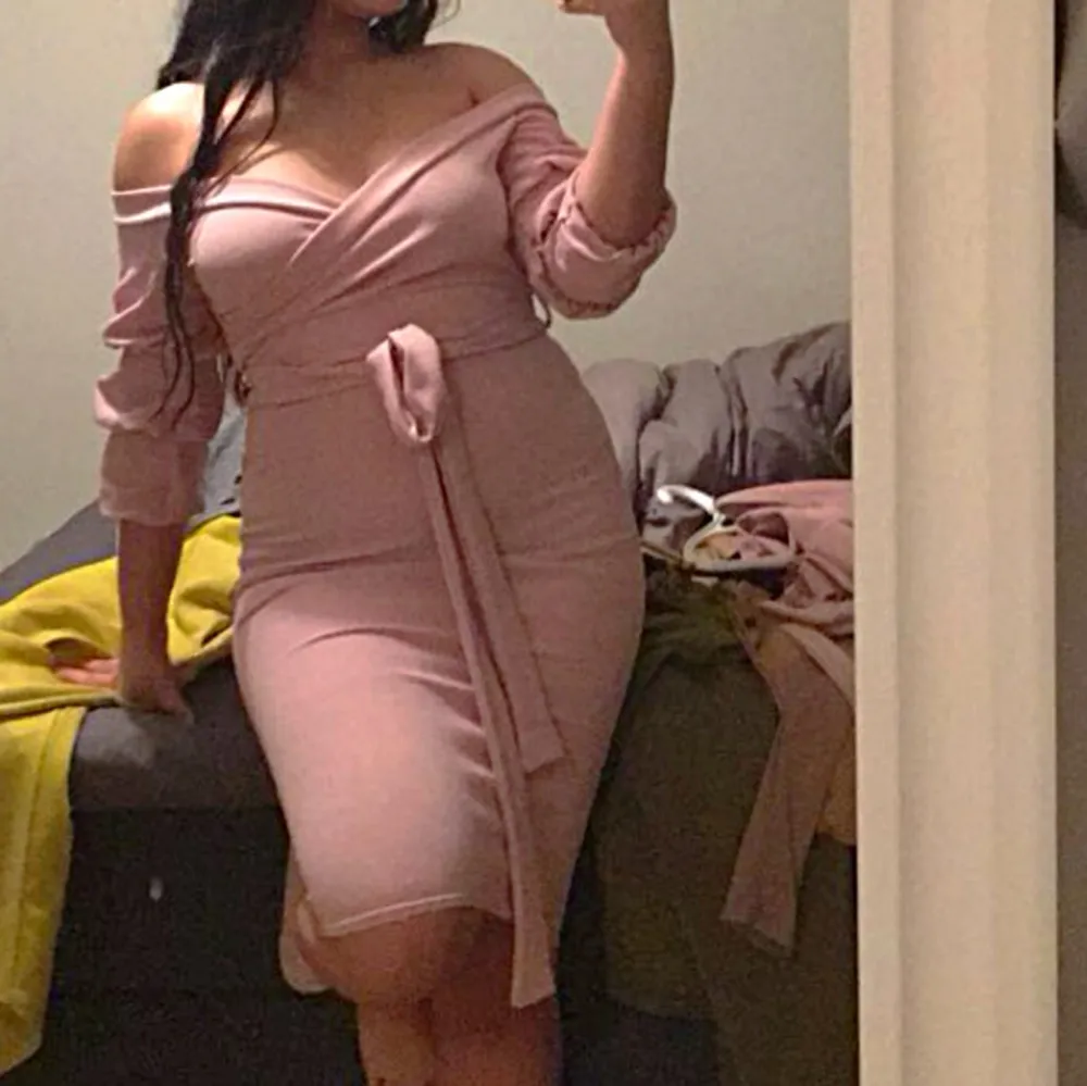 Oanvänt offshoulder festlig midi klänning. Riktigt bra material!💕 Om det önskas kan jag ta fler bilder privat och visa de hur det sitter på♥️♥️ Prislapp finns kvar!!. Mekot.