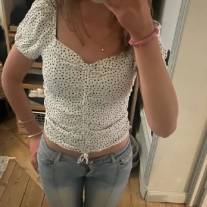 Prickig topp - Söt prickig topp som jag köpte på plick men tyckte inte riktigt den passa mig❤️