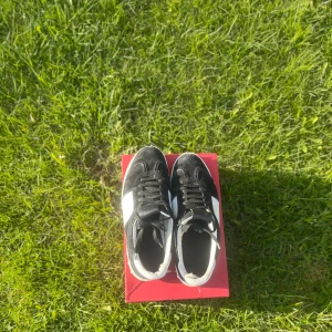 Valentino Flycrew - Intressekoll på dessa flycrews storlek 39,5 men passar mig som har storlek 40,5! Ganska slitna skicka dm om du vill ha fler bilder! !OBS, KÖP INTE BARA INTRESSEKOLL OM NI ÄR INTRESSERADE ATT KÖPA SKICKA DM TILL MIG!