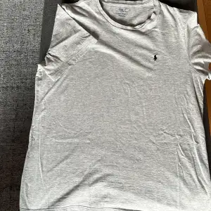Grå Ralph Lauren T-shirt i storlek XL men passar också L den är i helt okej skick 