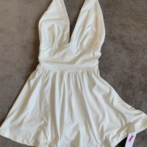 Helt ny vit klänning  - Säljer denna helt nya klänningen från shein som är perfekt för sommaren, student mm. Den är oanvänd och har fortfarande lappen på! Säljer då den var lite stor vid brösten 🤍 nypris är 150 kr och jag är ca 155 cm lång för referens! 