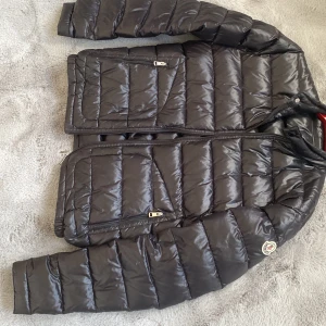 Moncler jacka/ pris diskuteras - En svart moncler jacka, storlek 2. Priset diskuteras