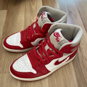 AIR JORDAN 1 MID - Säljer mina Jordans eftersom jag inte använder dem🌸 använda max fyra gånger och är i jättefint skick. Nypris ca 1 500kr💕