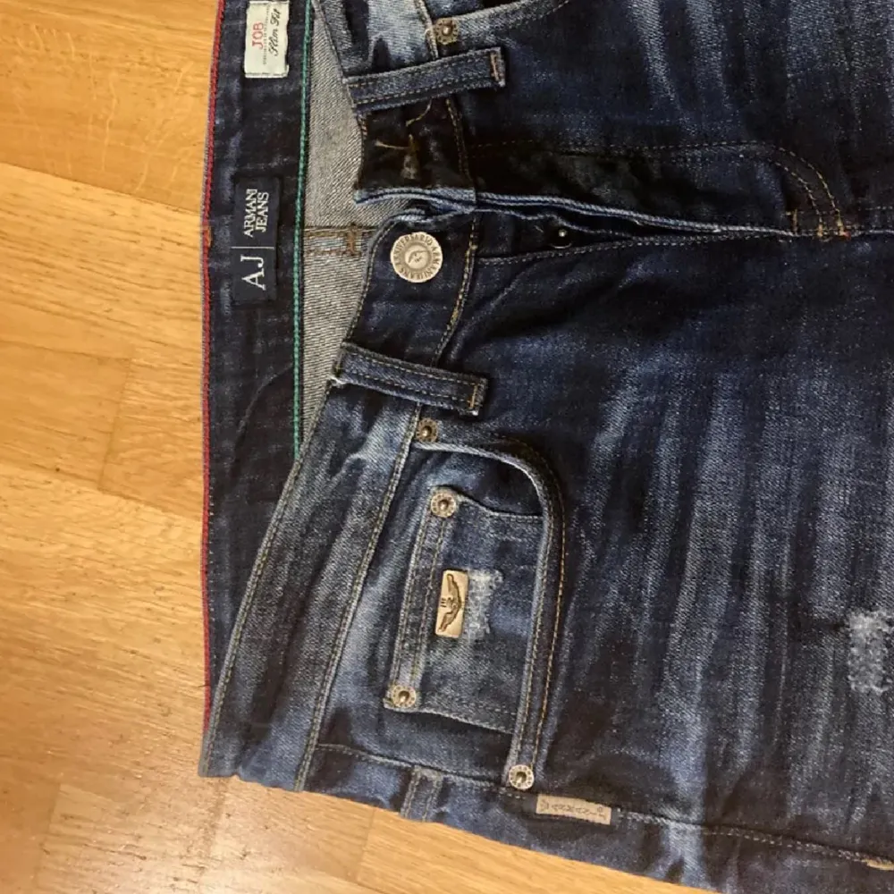 Säljer dessa rikigt snygga Armani med naturliga slitningar som är trendigt  jeans i nyskick!🔥 Skick-10/10. Nypris-3000 Mitt pris-729💸 Storlek-32/32.Kom gärna med prisförslag och skriv i dom vid funderingar! Skulle kunna gå ner i pris vid snabb affär!. Jeans & Byxor.