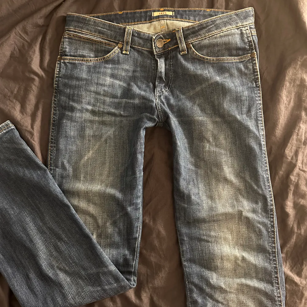 Jeans frång Wrangler, säljer då de inte riktigt passade mig💕midjemått: 28 (39cm rakt över), Innerbenslängd: 80cm, passar mig bra som är 165🫶 (andra bilder än lånad från förra säljaren) . Jeans & Byxor.