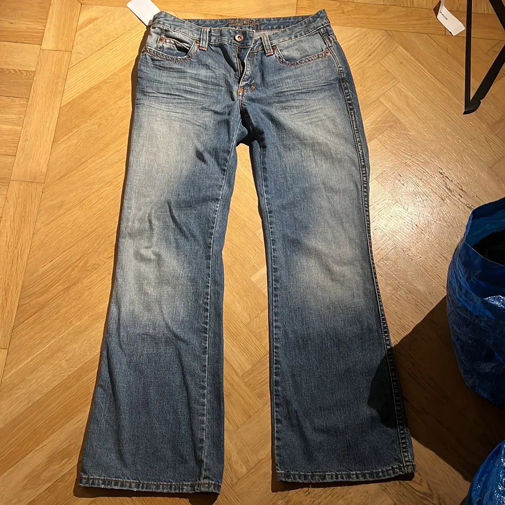 helt nya, aldrig använda,  modellen short,  köpta för 700 . Jeans & Byxor.