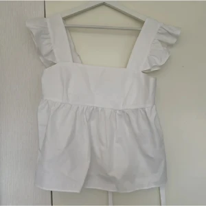 Söt topp - Såå fin topp egensydd från Paolin.se. Går att ljustrera så den passar runt S. HELT OANVÄND🩷