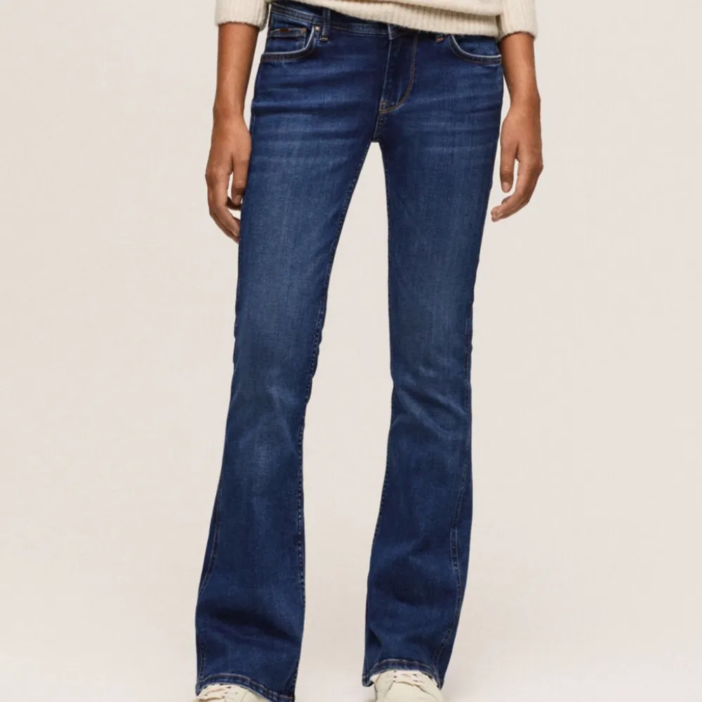 Säljer dessa jättefina mörkblåa jeansen från pepe jeans💗💗väldigt sparsamt använda. Jeans & Byxor.