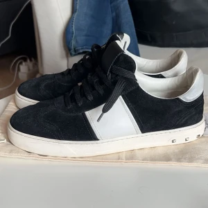Valentino flycrews  - Riktigt fräscha valentino flycrews. Storlek 40,5 men passar upp till 42,5. Dustbag ingår. Bara höra av sig vid frågor🙌