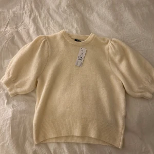 Stickad t-shirt  - Säljer denna söta stickade t-shirten då den inte kommer till användning. Tröjan är helt oanvänd (prislapp kvar). Storlek XS. Nypris 400kr. Säljer för 299kr. Köparen står för frakten. Skriv till mig om du är intresserad eller har några frågor!💗