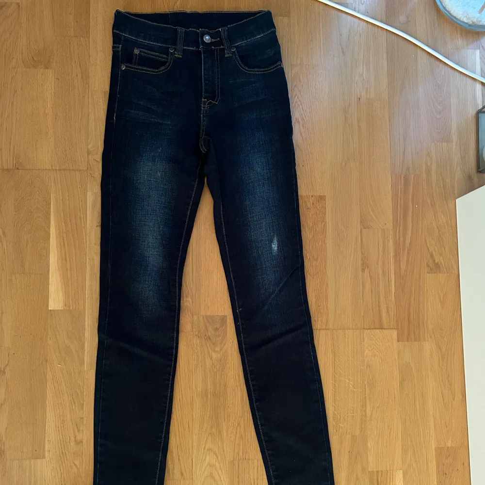 Högmidjade stretchiga jeans från dr denim storlek 25/30. Jeans & Byxor.