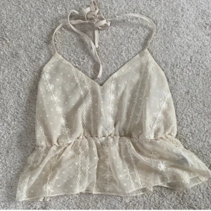 Sommarlinne ☀️ - Superfint oanvänt linne som passar perfekt till sommaren ☀️❤️Det är oanvänt så i nyskick ☺️ storlek M, skriv om du vill ha fler bilder💗💕