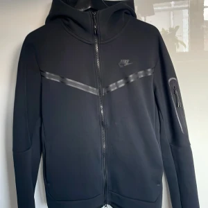Nike tech fleece - Helt okej sick, Den är hel alltså utan hål.