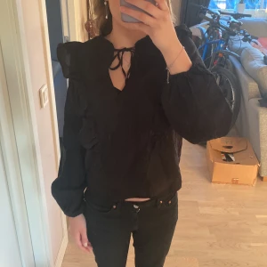 Blus - Svart blus från Kappahl. Nästan oanvänd Ord pris 400kr