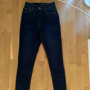 Fashion Nova jeans storlek 5/6 - Oanvända stretchiga jeans från fashion Nova 