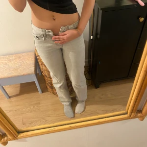 Raka Lågmidjade jeans - Jätte fina jeans som har väldigt bra skick, säljer pga att de är för små❤️ de går att diskutera pris❤️ 