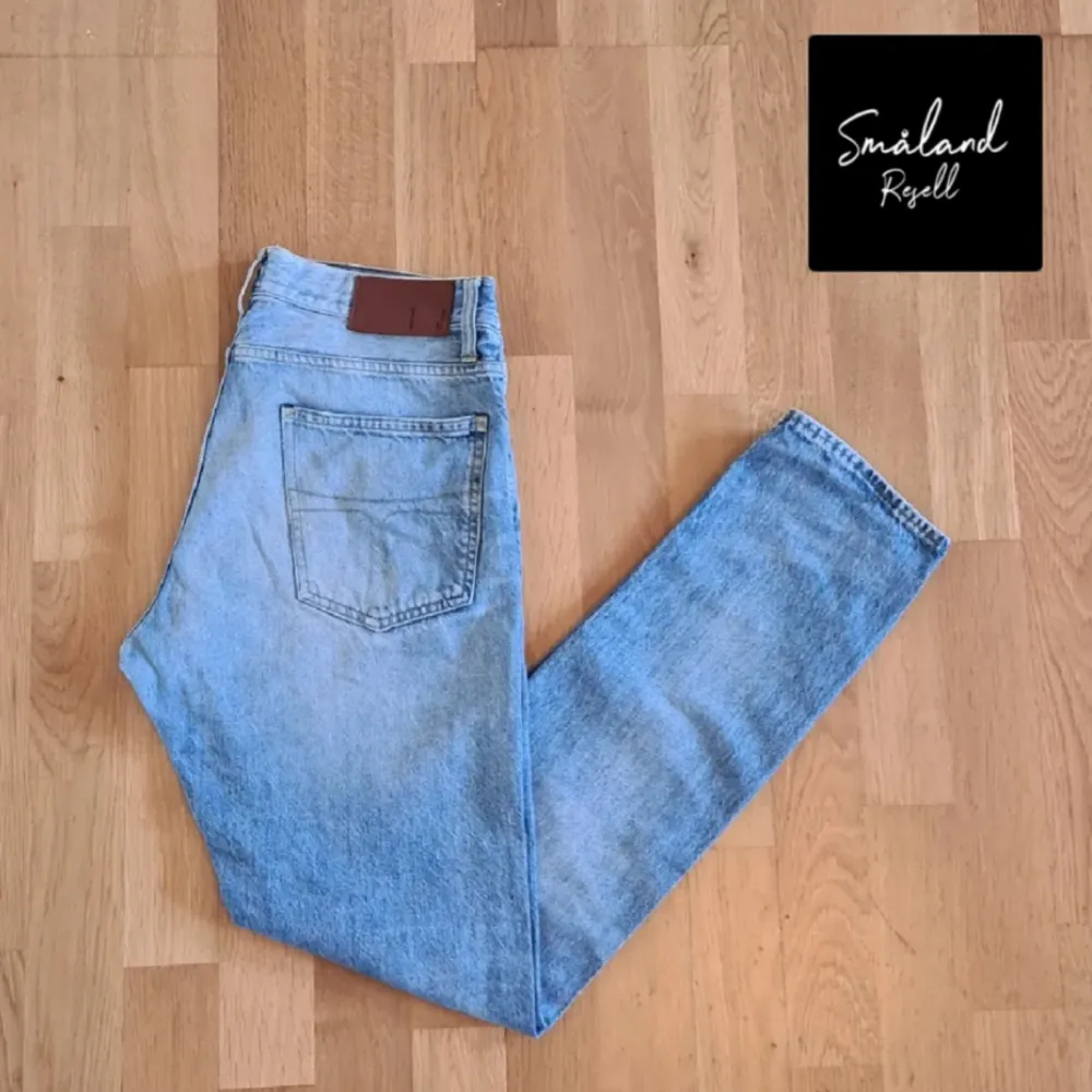 Säljer nu ett par feta Tiger of Sweden jeans, perfekt för vår/sommar🏡 | Skick: 9/10⭐️ | Storlek: 32/32 | Modell: Rocky | Pris: 499 kr (diskuterbart) Hör av er vid minsta fundering☺️. Jeans & Byxor.