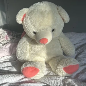 En nalle - En hyfsat stor nalle som jag bara vill bli av med pris kan diskuteras. Den är ny tvättad men har haft den under en längre tid. Den är fräch och hel.