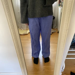 Linnebyxor  - Blåa linnebyxor från Cubus. Köpte förra sommaren för runt 600 och aldrig använda. Färgen är ljusare än vad det ser ut på bilden💗💗