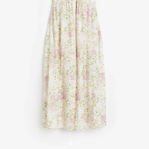 Söker🥰 - Söker den här klänningen från h&m jag kan betala mer än vad den är köpt för och du kan bestämma ditt pris💕 helst storlek S men M och xs funkar också💕💕