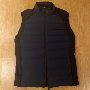 Väst Sail Racing - Stilren Sail Racing väst som har blivit liten tyvärr. Västen är i toppskick och använts ett par gånger. Hör av dig vid minsta fundering!