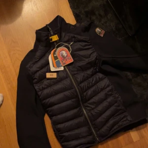 Parajumper cardigan - Säljer då min snygga parajumper cardigan då den är för liten,  den är som ny och såklart äkta.