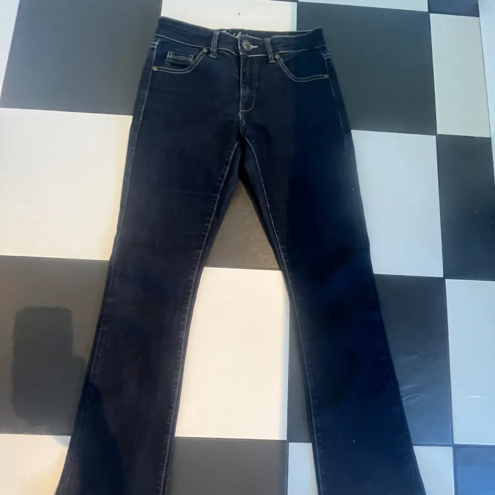 Jag är 159 cm lång och bär i vanliga fall strl 34/36 i jeans!🥰 Dessa var lite korta innan så jag har sprätt upp jeansen nertill för att förlänga de! . Jeans & Byxor.
