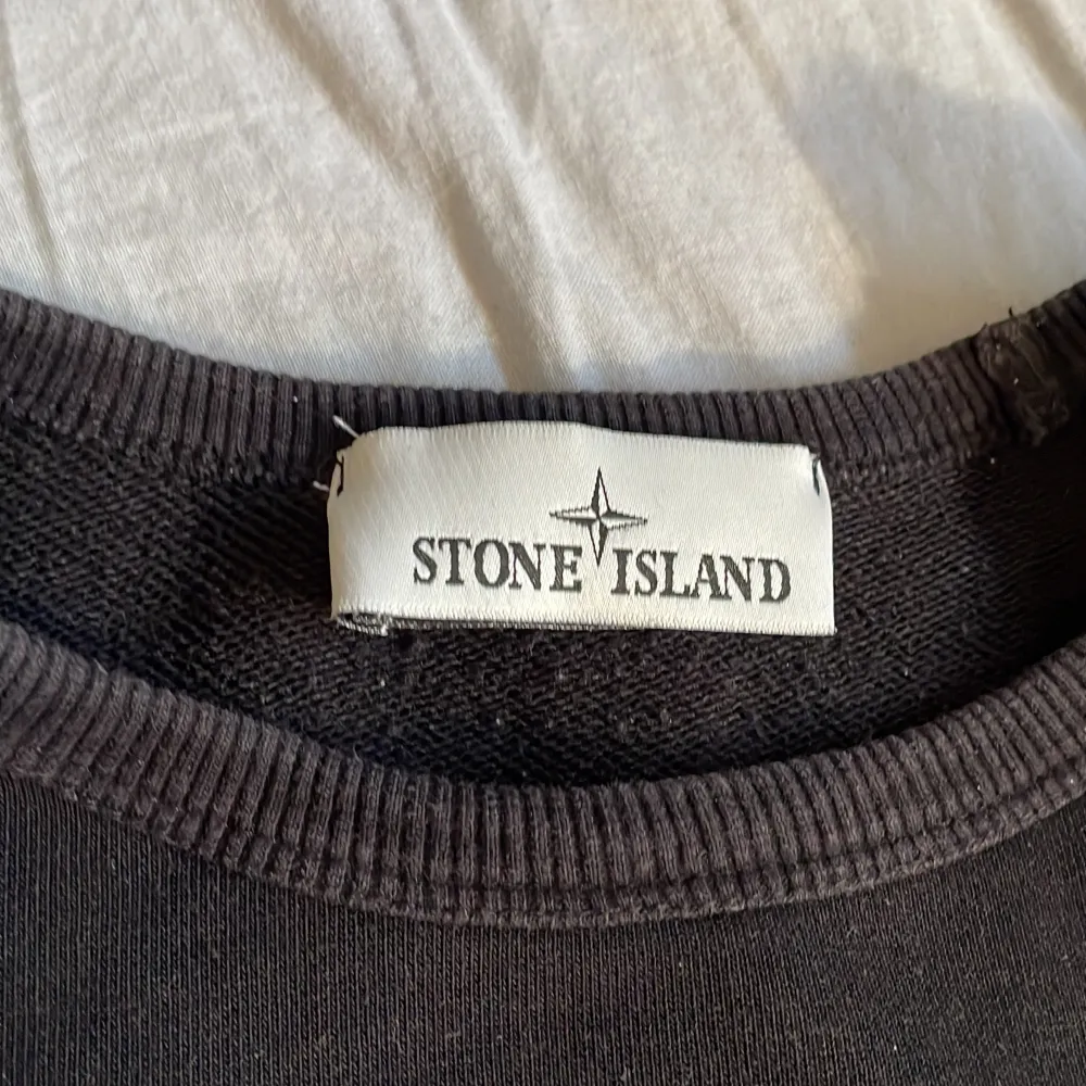 Äkta Oanvänd stone island sweatshirt storlek S den passar inte mig så vill bli av med den pris kan diskuteras . Tröjor & Koftor.