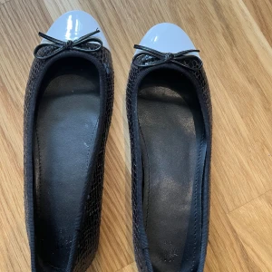 Ballerina skor - Svart vita ballerina skor från H&M. Köpte på Plick men dom är tyvärr för stora för mig. 