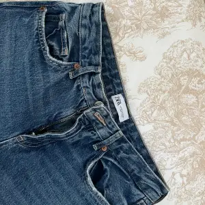 Fina blåa Zara jeans! Använd 1 gång och i perfekt skick. Sydda 99cm men kan sprätta upp den till 110cm. (jag är 160cm) Alltid öppen för prisförslag💗