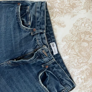 Zara blåa jeans  - Fina blåa Zara jeans! Använd 1 gång och i perfekt skick. Alltid öppen för prisförslag💗