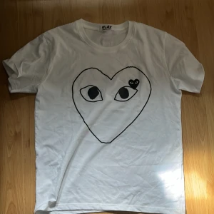 Cdg t-shirt - Vit Cdg t-shirt som ej har kommit till användning. Använt er fåtal gånger. Skriv vid intresse🙌