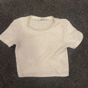 Topp - Jätteeefin topp från zara som är perfekt nu till sommaren. 🥰 Knappast använd! hör av er vid frågor eller funderingar🫶🏼