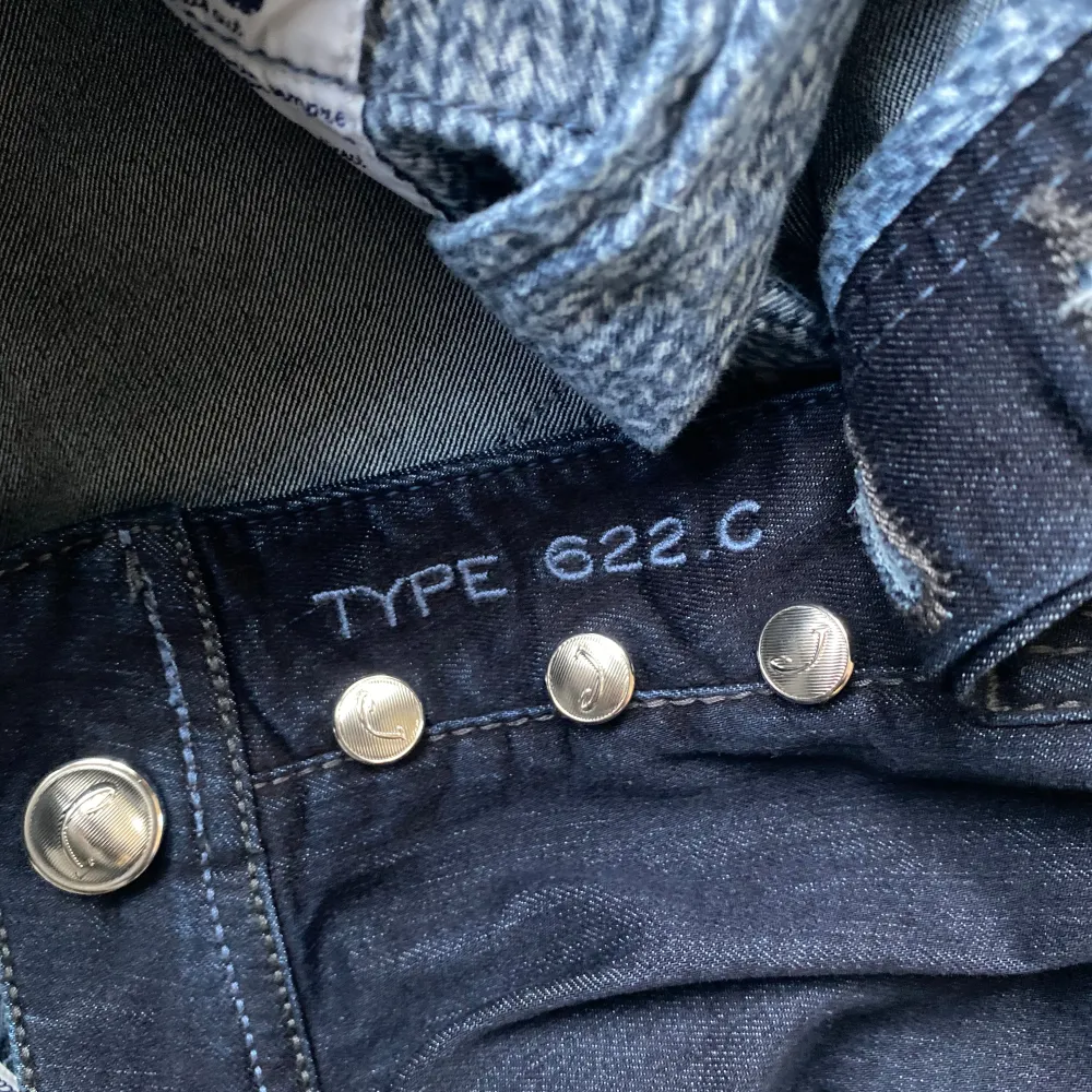 Hej! Säljer nu dessa otroligt feta Jacob Cohen jeans. Kvitto/orderbekräftelse finns, skickas vid köp. Otroligt snygga detaljer på de! Nypris 5500:- men säljer för endast 950:-. Modell 622 vilket är slim. Hör gärna av dig vid fler frågor! Mvh🙌. Jeans & Byxor.
