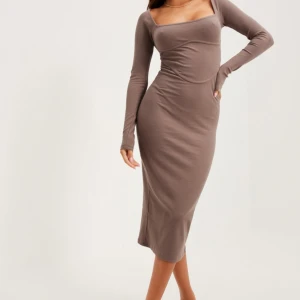 Klänning  - Helt oanvänd klänning från Nelly. Ger mycket fin passform. Med prislapp