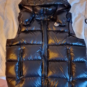 Moncler väst - Hej ja säljer min moncler väst den är som en ny använd den ca 2 veckor,Säljer ja den för den är ganska stor på mig.en jätte snygg väst för sommaren, allt e fortfarande med som taggar påse, Kan diskutera pris vid snabbäffar❤️