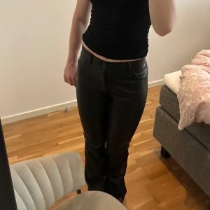 Läderbyxor  - Säljer dessa svarta läderbyxor från Zara i storlek M💞 den är i mycket bra skick. 