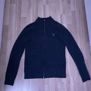 Gant full zip - Tja säljer nu denna Gant full zip då jag inte använder den och inte har någon nytta av den. Den är i bra skick fast lite urtvättad men det märks inte så mycket. Skick 6-7/10 ungefär. Vid frågor så är det bara att skriva är lite flexibel på priset 