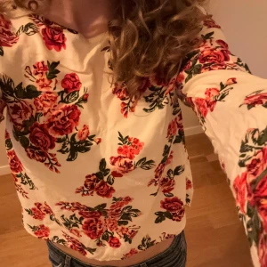 Blommig blus  - Så himla söt blommig blus perfekt för sommaren. Kommer tyvärr aldrig till användning för mig, men den är i väldigt bra skick och knappt använd. Knapparna i ryggen är en väldigt snygg detalj också. 