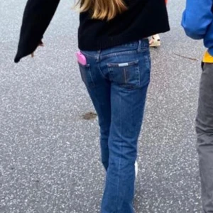 Mörkblå jeans från Fornarina   - Säljer nu mina skitsnygga low waist jeans. De är dock lite långa på mig så därför säljer jag. 