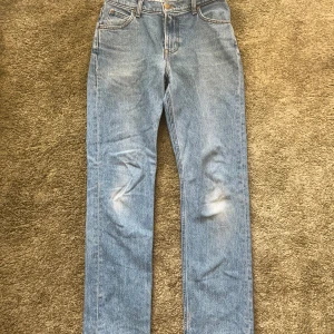 Lee Jeans - Tja säljer nu ett par riktigt feta Lee jeans🎉🎉.  Skick 9/10| st 28-32| Nypris 1000 mitt pris 149kr För fler bilder eller frågor är det bara att kontakta mig.