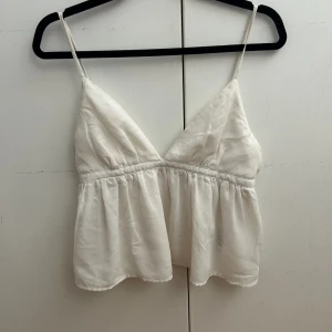 Vit topp - Säljer denna söta topp från bikbok 💗