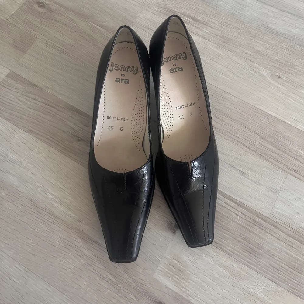 Selling these adorable vintage heels because they are too small for me! 😩 size label is 4 1/2 which I would say responds to size 36.5-37. I’m normally 37-38 and I can put these on but they’re too tight. Heel is 5cm. First pic is inspo!. Skor.