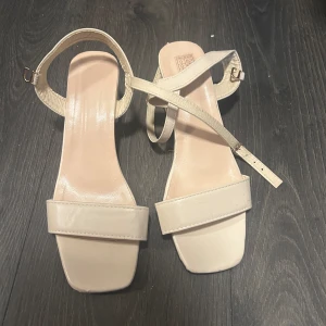 Sandaler men låg klack och spänne - Använda en sommar, storlek 37.   Köparen står för frakt