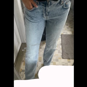 Blåa stradivarius Jeans  - Jeans testade på en gång men de var för stora för mig. Jättefint skick och söta nu mot våren och sommaren! 💙