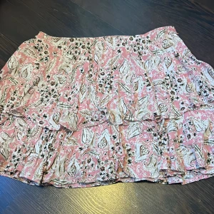 Jätte fin kjol från zara😻 - Jättefin kjol perfekt till sommaren med shorts under💗använd men super bra skick ,köpt för 300 säljer för 150,kontakta mig vid frågor🥰