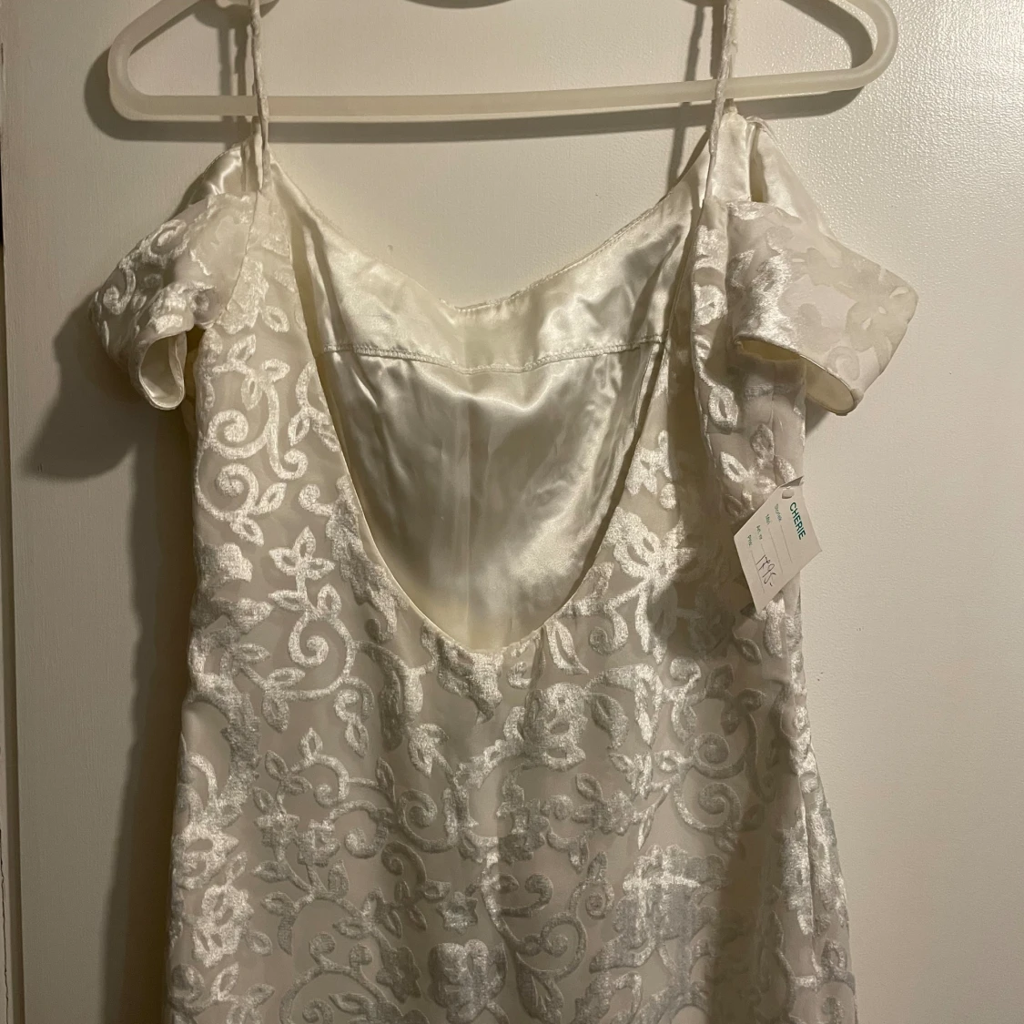 Oanvänd vit klänning  - 93