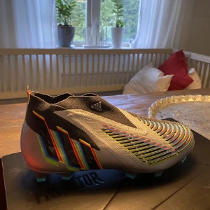 Fotbollsskor adidas - Storlek 42, helt nya köpte fel storlek