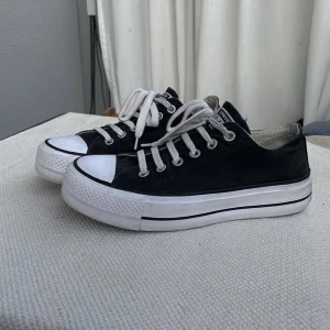 Converse Platform - Varsamt använda! Inköpspris 920:- Bara fråga om du vill ha fler bilder eller annat🥰
